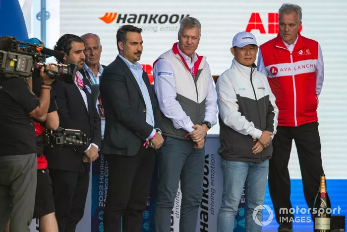 Representantes de Hankook en el podio