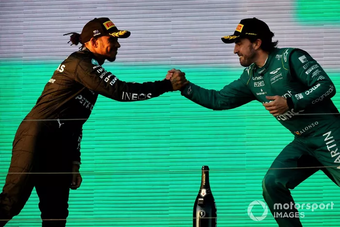 Podio: segundo lugar Lewis Hamilton, Mercedes-AMG, tercer lugar Fernando Alonso, Aston Martin F1 Team