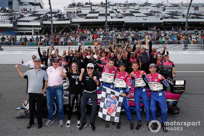 #60 Meyer Shank Racing c/ Curb Agajanian Acura ARX-06: Tom Blomqvist, Colin Braun, Helio Castroneves, Simon Pagenaud celebrando su victoria