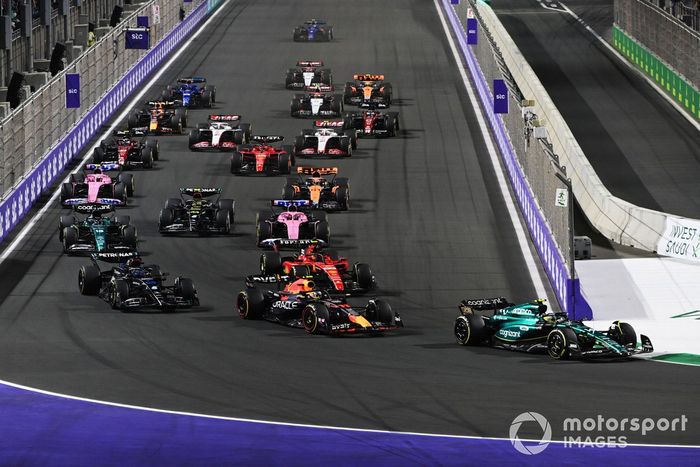 Arrancada Fernando Alonso, Aston Martin AMR23, Sergio Pérez, Red Bull Racing RB19, George Russell, Mercedes F1 W14, Carlos Sainz, Ferrari SF-23, Lance Stroll, Aston Martin AMR23, el resto de la parrilla en la salida.