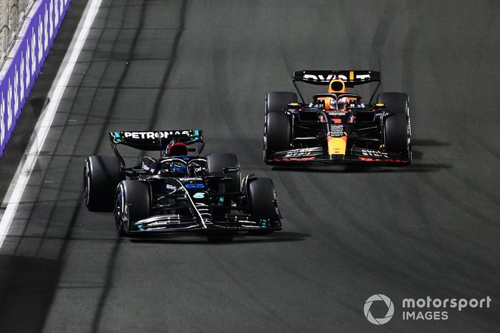 George Russell, Mercedes F1 W14, lucha con Max Verstappen, Red Bull Racing RB19