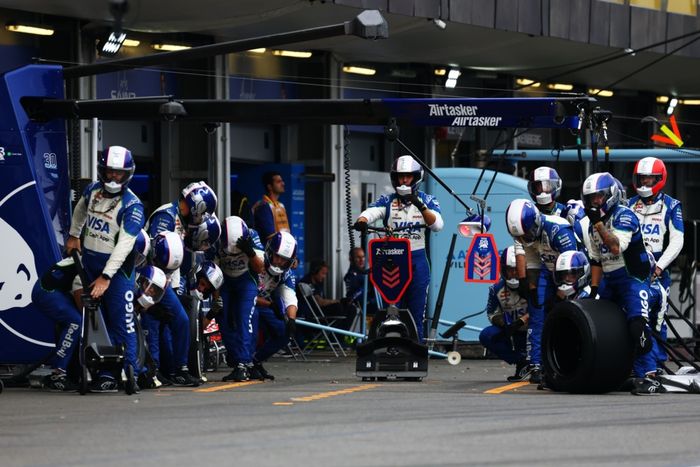 El equipo de boxes de Visa Cash App Racing Bulls preparado para una parada en boxes durante el Gran Premio de Azerbaiyán de F1.