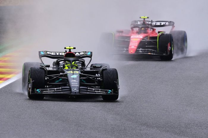 Lewis Hamilton, Mercedes F1 W14, Carlos Sainz, Ferrari SF-23