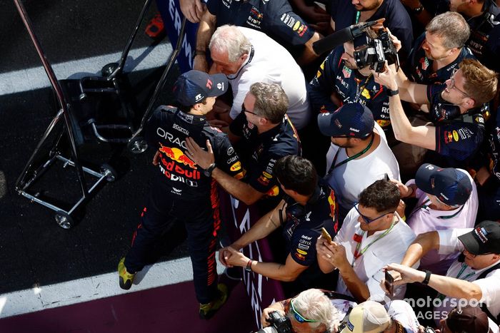 Sergio Pérez, Red Bull Racing, 3ª posición, celebra con su equipo en Parc Ferme