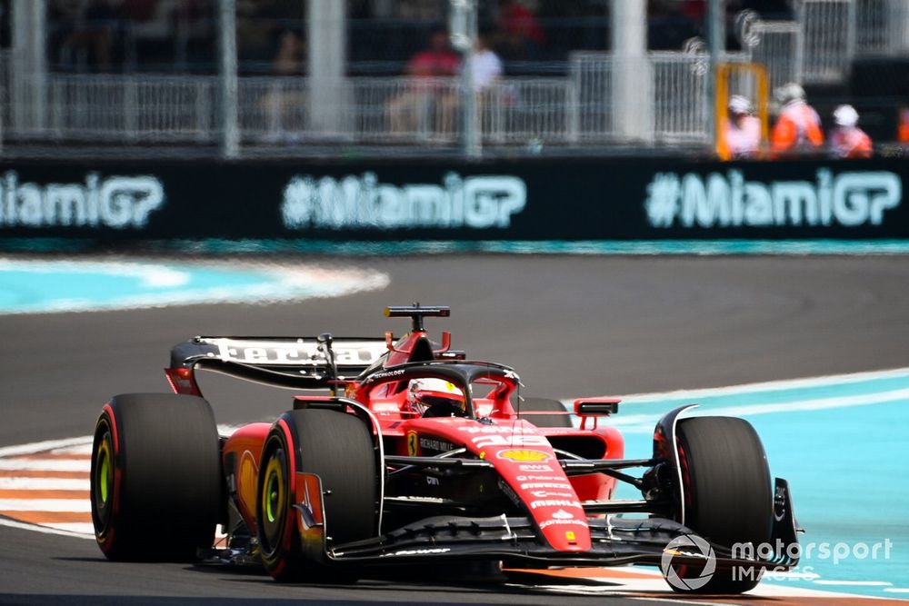 Charles Leclerc, Ferrari SF-23, en acción en el GP de Miami de F1.