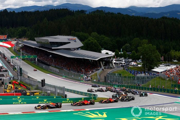 Max Verstappen, Red Bull Racing RB19, Charles Leclerc, Ferrari SF-23, Carlos Sainz, Ferrari SF-23, Lando Norris, McLaren MCL60, Lewis Hamilton, Mercedes F1 W14, el resto de la parrilla en la salida.