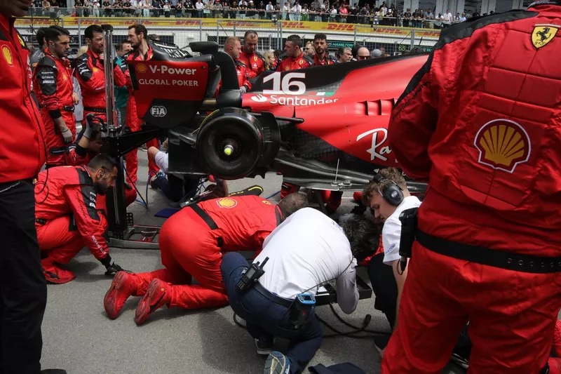 Ferrari SF-23 sulla griglia di partenza