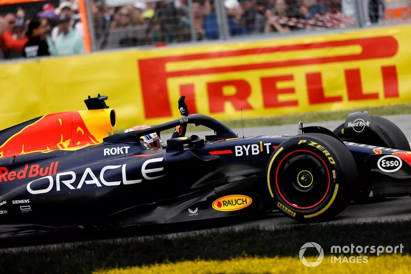 Max Verstappen, Red Bull Racing RB19, 1° posizione, festeggia mentre si dirige verso il Parco delle Ferme