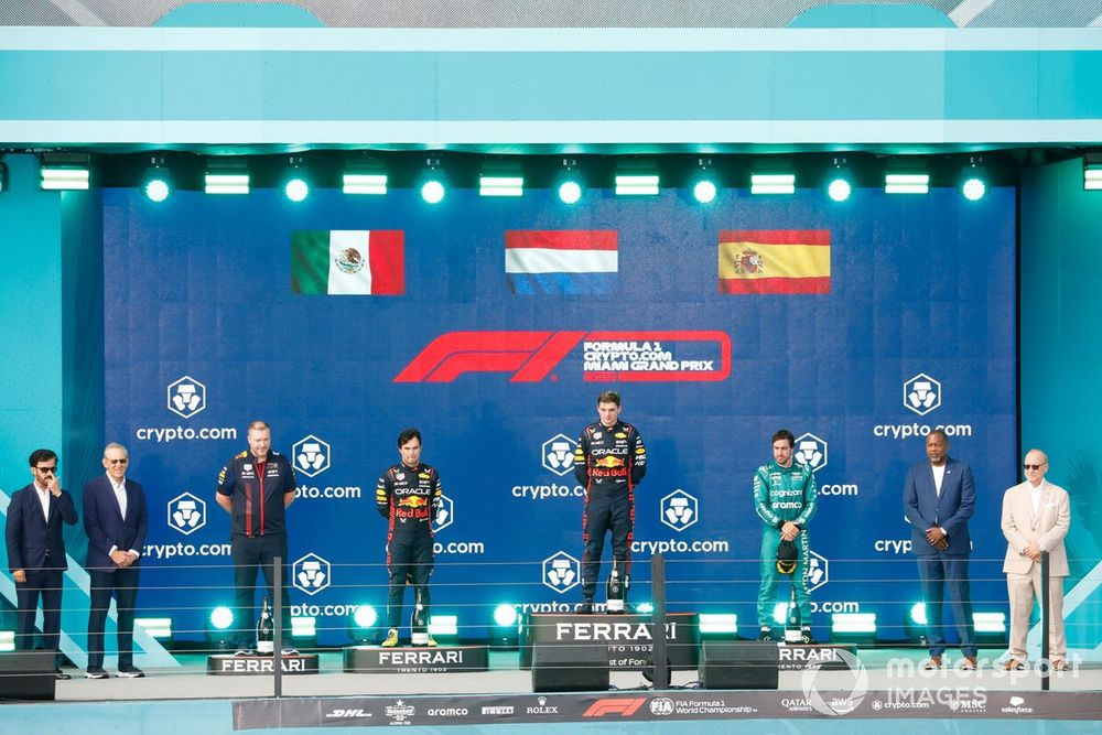 Podio: segundo lugar Sergio Pérez, Red Bull Racing, ganador Max Verstappen, Red Bull Racing, tercer lugar Fernando Alonso, Aston Martin F1 Team