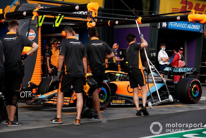 Lando Norris, McLaren MCL36, en boxes