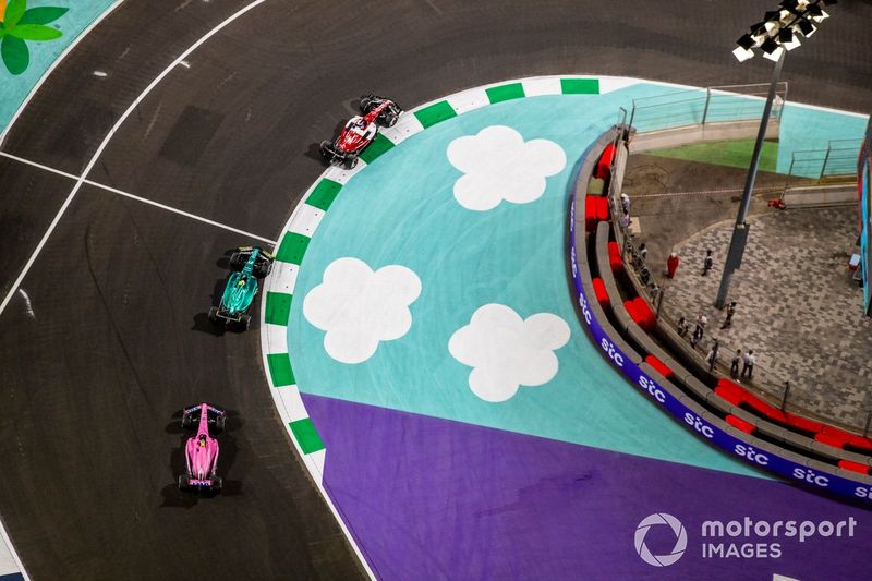 Valtteri Bottas, Alfa Romeo C42, Nico Hulkenberg, Aston Martin AMR22, Esteban Ocon, Alpine A522