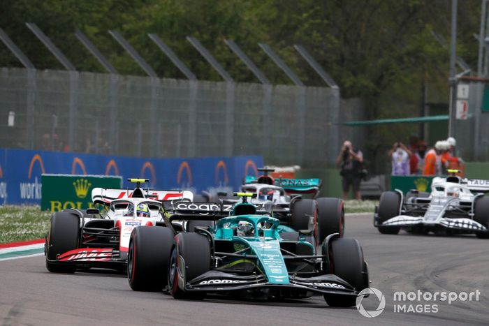 Sebastian Vettel, Aston Martin AMR22, Kevin Magnussen, Haas VF-22