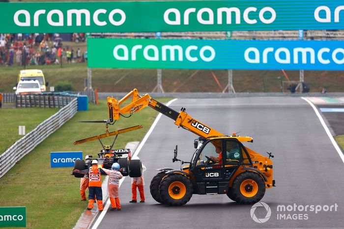 Los oficiales de pista retiran el coche dañado de Sergio Pérez, Red Bull Racing RB16B