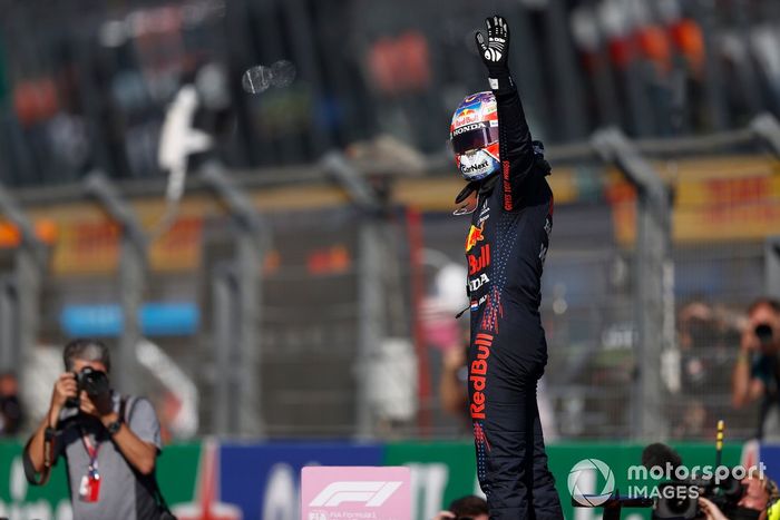 Ganador de la pole Max Verstappen, Red Bull Racing, en Parc Ferme