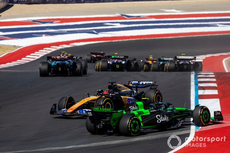 Esteban Ocon, Alpine A524, roda quando Zhou Guanyu, Stake F1 Team KICK Sauber C44, o evita