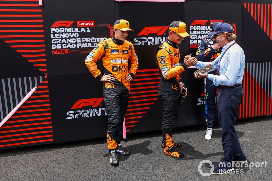 Oscar Piastri, McLaren F1 Team, 2ª posición, Lando Norris, McLaren F1 Team, 1ª posición, Max Verstappen, Red Bull Racing, 3ª posición, reciben sus trofeos Sprint de manos de Emerson Fittipaldi.