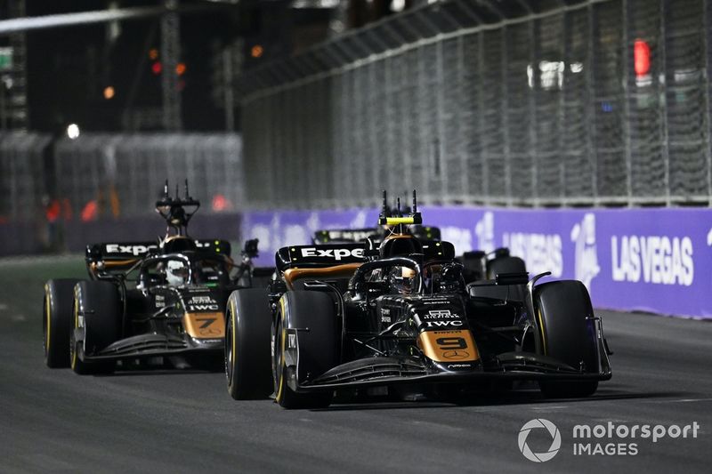 Los coches APXGP en pista para la F1 Movie