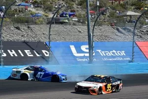 Christopher Bell, Leavine Family Racing, Toyota Camry Procore, Ricky Stenhouse Jr., JTG Daugherty Racing, Chevrolet Camaro Kroger