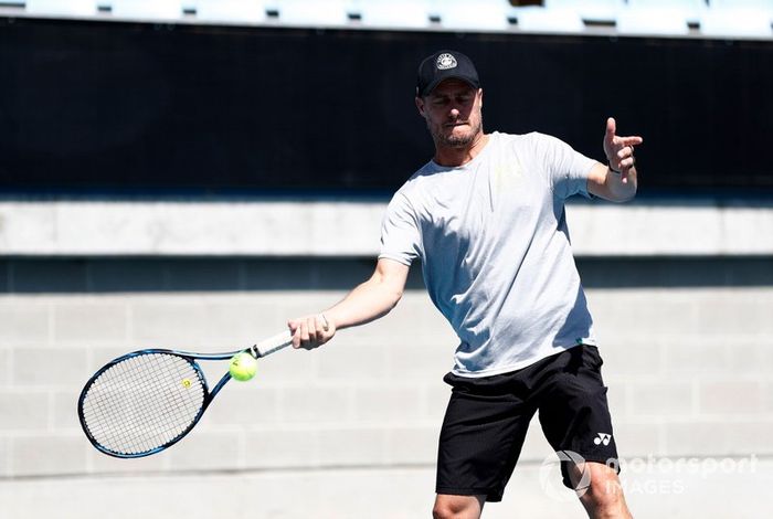 Lance Stroll, Racing Point juega al tenis con Lleyton Hewitt