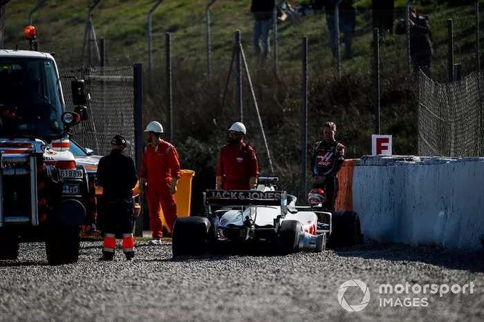 El accidente de Kevin Magnussen, Haas F1 Team VF-20 que provocó una bandera roja