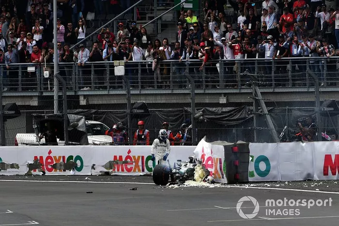 Valtteri Bottas, Mercedes AMG W10, crashes heavily at the end of Qualifying