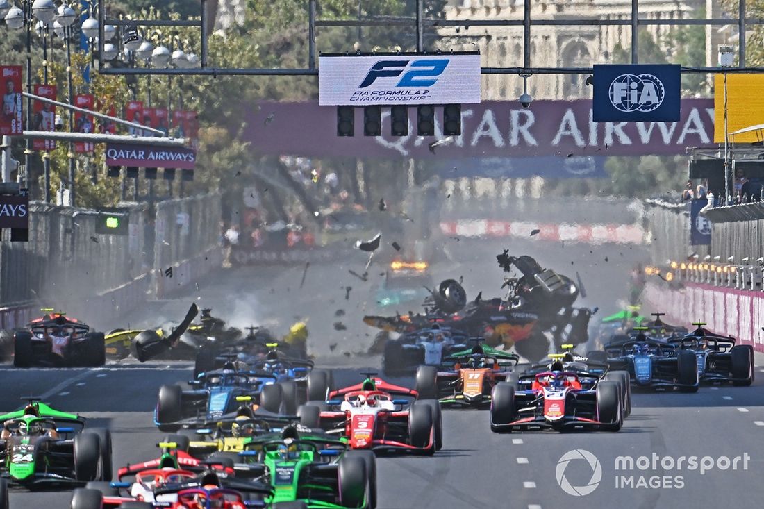 El coche de Pepe Martí, Campos Racing es lanzado por los aires tras una colisión con Kush Maini, Invicta Racing