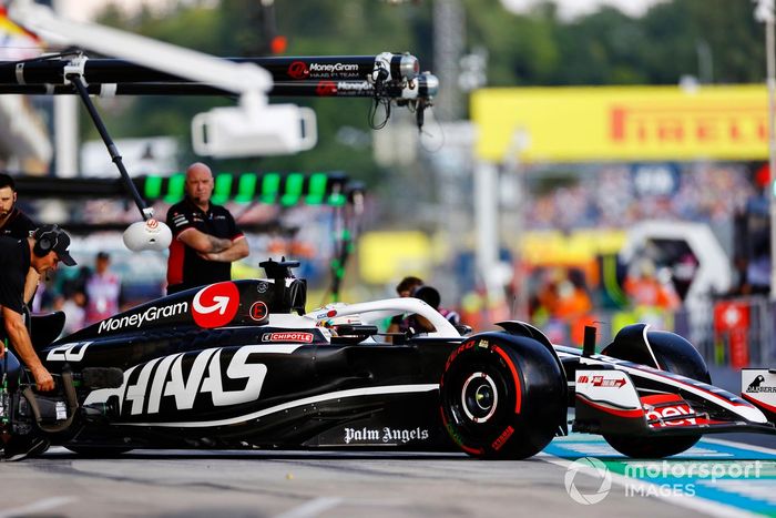 Kevin Magnussen, Haas VF-24, sale del garaje