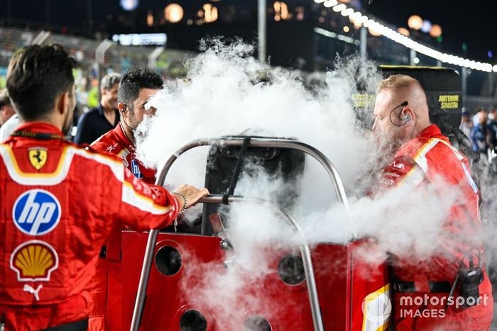 Los mecánicos de Ferrari mantienen la calma en la parrilla