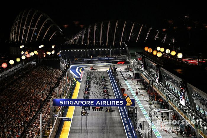 Los coches se alinean en la parrilla, con Lando Norris, McLaren MCL38, en la pole