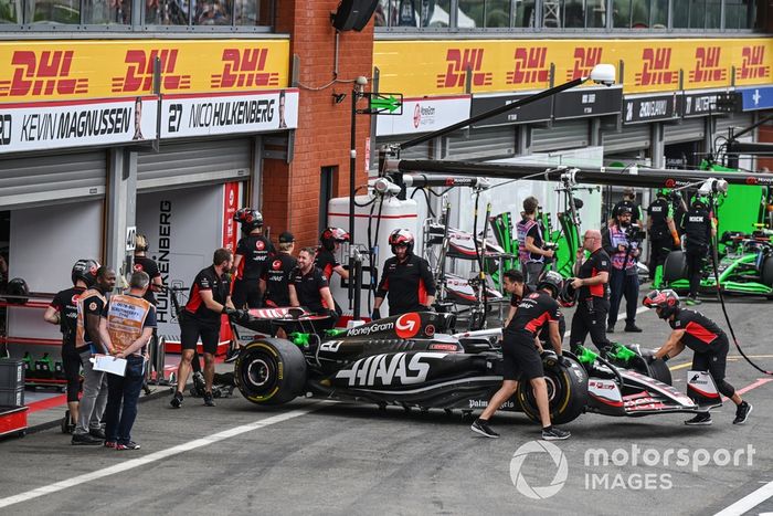 Los mecánicos de Haas F1 Team empujan a Kevin Magnussen y al Haas VF-24 de vuelta al garaje 