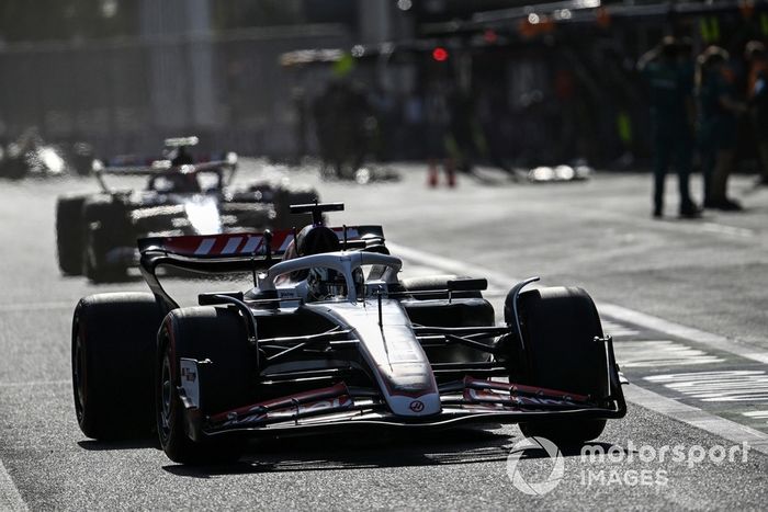 Oliver Bearman, Haas VF-24, w pit lane