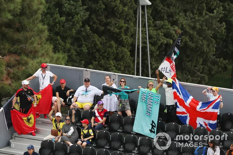 Les fans manifestent leur soutien à Lewis Hamilton et à l'écurie Mercedes-AMG F1 Team 