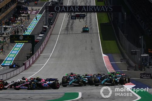 Kevin Magnussen, Haas VF-24, Pierre Gasly, Alpine A524, Lance Stroll, Aston Martin AMR24, o resto do pelotão no início da Sprint