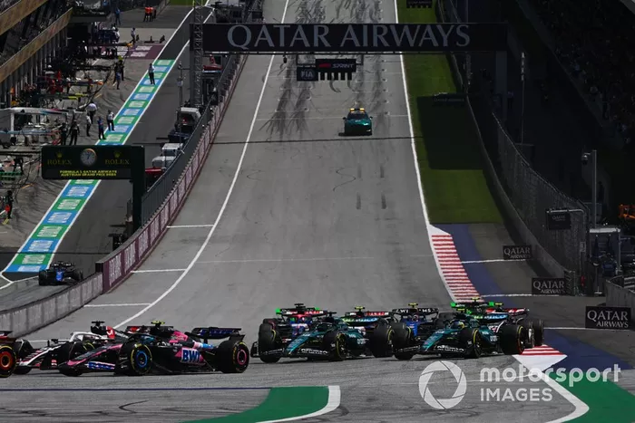 Kevin Magnussen, Haas VF-24, Pierre Gasly, Alpine A524, Lance Stroll, Aston Martin AMR24, el resto de los participantes en la salida del Sprint.