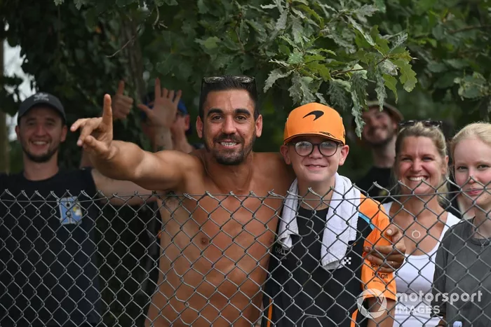 Los aficionados muestran su apoyo a McLaren