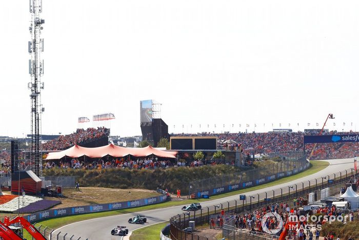 Zhou Guanyu, Alfa Romeo C42, Sebastian Vettel, Aston Martin AMR22, Lance Stroll, Aston Martin AMR22