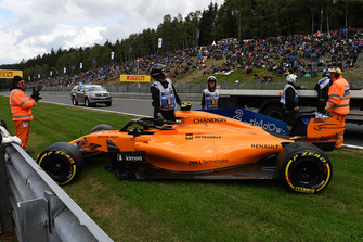 3. Antrenmandaki kazası sonrası Stoffel Vandoorne'nun aracı kaldırılıyor, McLaren MCL33