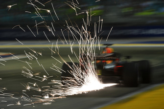 Daniel Ricciardo, Red Bull Racing RB14 lâche des étincelles