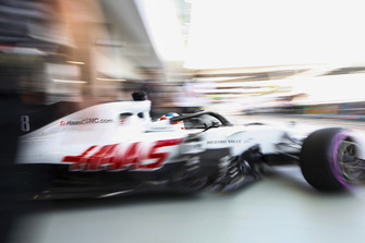 Romain Grosjean, Haas F1 Team VF-18, sort de son stand