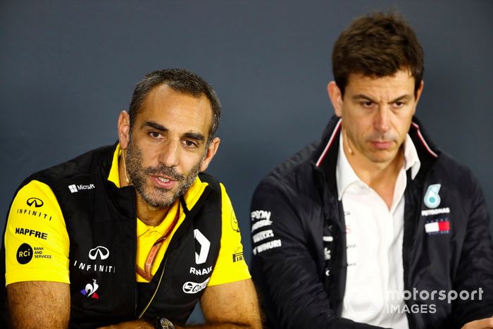 Cyril Abiteboul, Renault Sport F1 Team, y Toto Wolff, Mercedes AMG F1