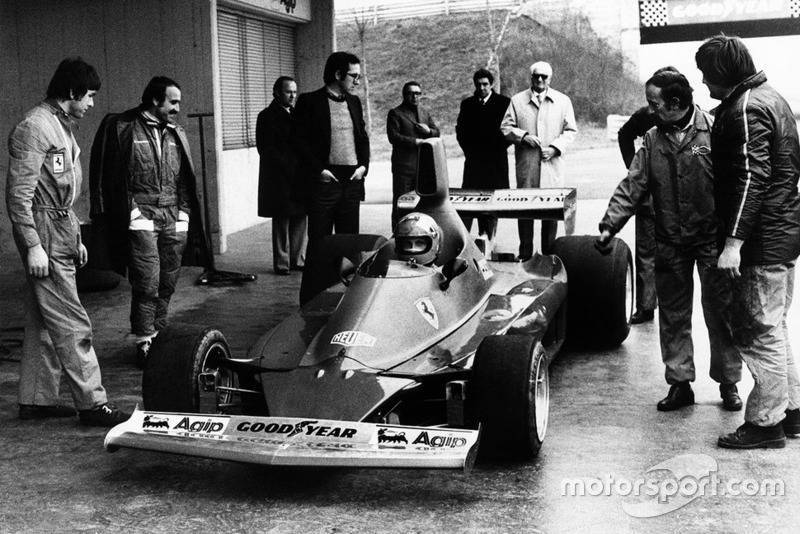 Niki Lauda prueba el Ferrari 312T por primera vez mientras Clay Regazzoni, Mauro Forghieri, Enzo Ferrari y Ermanno Cupghi observan
