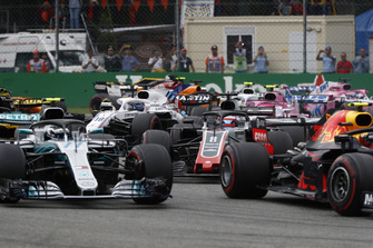 Max Verstappen, Red Bull Racing RB14, leads Valtteri Bottas, Mercedes AMG F1 W09, and Romain Grosjean, Haas F1 Team VF-18 Max Verstappen, Red Bull Racing RB14, lidera Valtteri Bottas, Mercedes AMG F1 W09, y Romain Grosjean, Haas F1 Team VF-18
