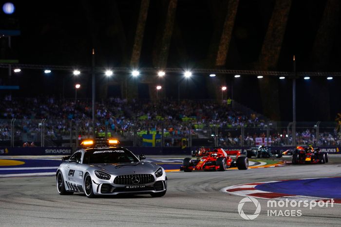 El Safety Car al frente de Lewis Hamilton, Mercedes AMG F1 W09 EQ Power+, Sebastian Vettel, Ferrari SF71H, Max Verstappen, Red Bull Racing RB14, Valtteri Bottas, Mercedes AMG F1 W09 EQ Power+