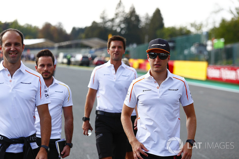 Stoffel Vandoorne, McLaren, walks the circuit with colleagues