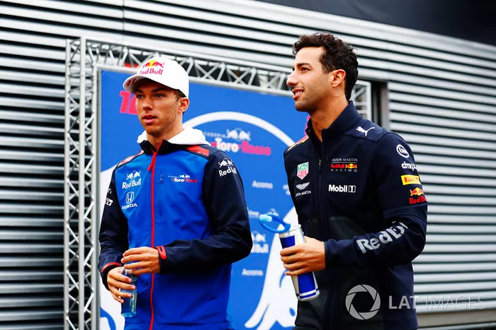 Daniel Ricciardo, Red Bull Racing RB14, y Pierre Gasly, Toro Rosso STR13