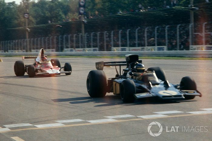 Ronnie Peterson, Lotus Ford, y Emerson Fittipaldi, McLaren M23-Ford