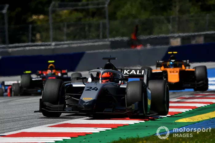 Nikita Mazepin, Hitech Grand Prix, precede Guilherme Samaia, Campos Racing