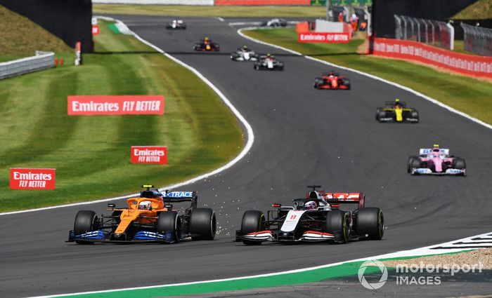 Lando Norris, McLaren MCL35, Romain Grosjean, Haas VF-20