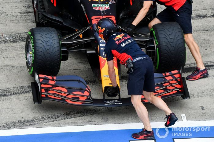 Alerón delantero del coche de Alex Albon, Red Bull Racing RB16 