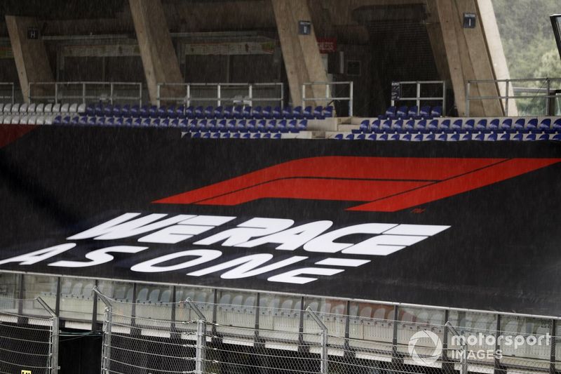 Lluvia sobre las gradas